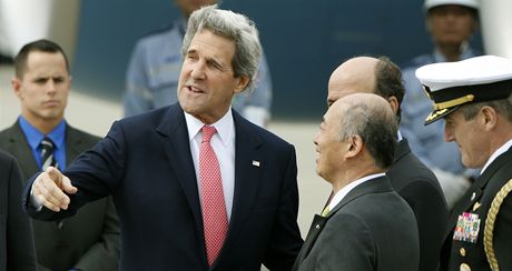 Americký éf diplomacie John Kerry (vlevo) na letiti v Tokiu s pedstavitelem