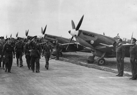 eskoslovent sthai britskho Krlovskho letectva se svmi letouny Spitfire...