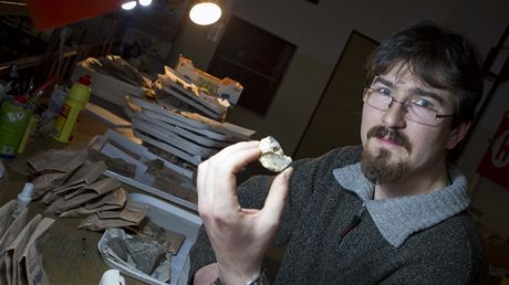Archeolog Jan Musil zkoumá nálezy dokládající lidoroutství ze starí doby
