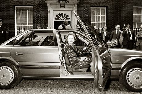 Margaret Thatcherov za volantem roveru ped svm premirskm sdlem v