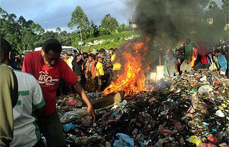 Obyvatelé msta Mount Hagen v Papui-Nové Guineji sledují veejné upálení eny,