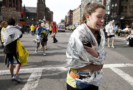 Zdrcená úastnice maratonu v Bostonu. (15. dubna 2013)