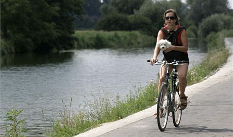 Ti sta kilometr dlouhá trasa vede vtinou po cyklostezkách, atraktivní je napíklad trasa u hladiny Baova kanálu.