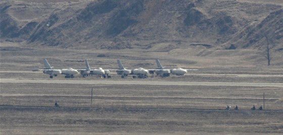 Severokorejská letecká základna poblí ínských hranic. Letadla na snímku jsou...