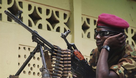 Voják z hnutí Séléka v stedoafrické metropoli Bangui (30. bezna 2013)