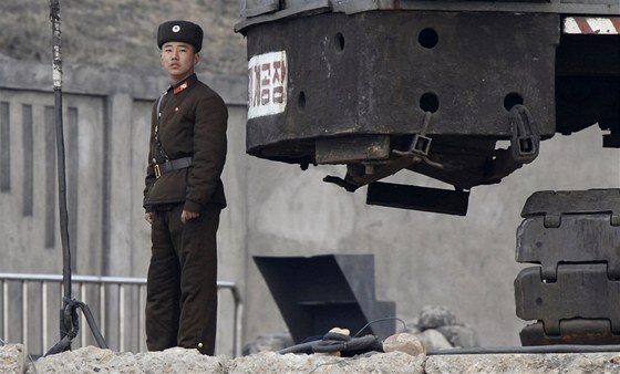 Severokorejský voják hlídkuje na hranici s ínou (11. bezna 2013)