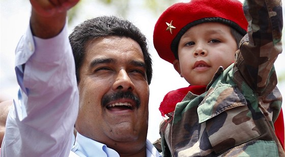 Pedvolební mítink Chávezova korunního prince Nicolase Madura (12. dubna 2013)
