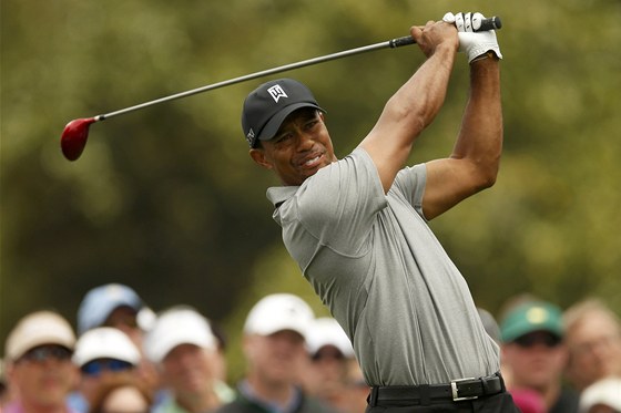 Tiger Woods dokonil první kolo Masters na dleném tináctém míst, ale byl