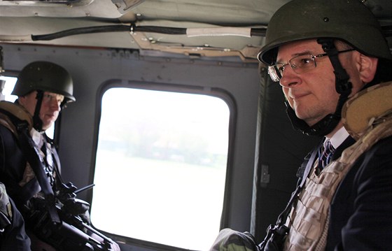Po Afghánistánu se premiér pesouval americkými vrtulníky Black Hawk (13. dubna
