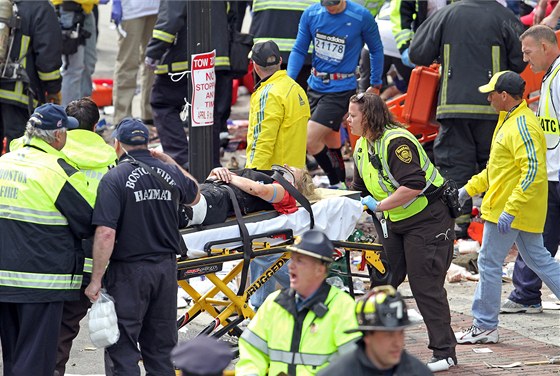 Dvojice úterních bombových útok na bostonském maratonu zranila nejmén 144