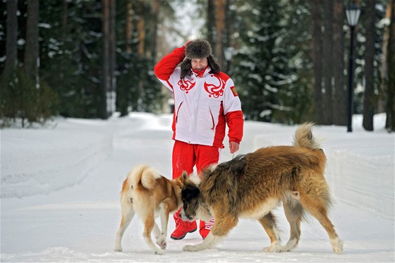 Vladimir Putin vení své psy v zasneném parku v Moskv. (10. dubna 2013)