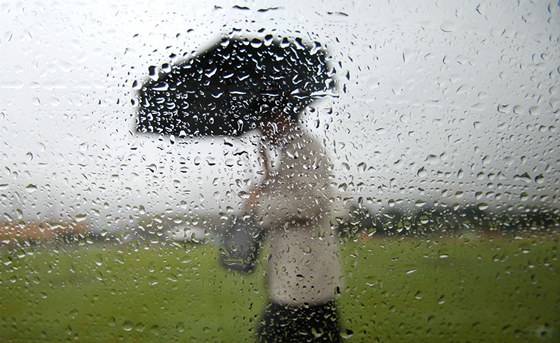 Meteorologové upozorují, e v pondlí se místy, zejména v echách, vyskytnou vydatné sráky. V boukách, zejména na východ, hrozí i nárazy vtru a kroupy. Ilustraní foto