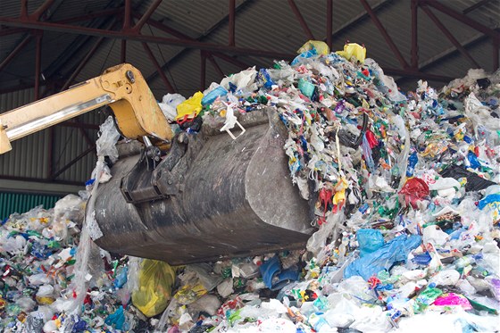 Firma v Bystici nad Perntejnem zpracovávala odpad z plastu. Do okolí vak íila zápach a k provozu nemla povolení. Ilustraní snímek