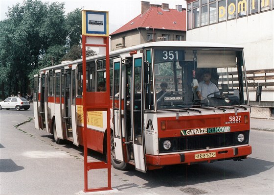Autobus Karosa B732 . 5827 v Neratovicích v roce 1996 krátce poté, co tam byla