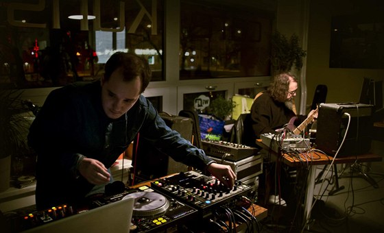 Experimentální tvorba dua Richter & syn v sob spojuje prvky ambientu, "nové