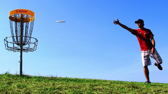 V areálu perovského pírodního koupalit Laguna si lidé mohou od pátku vyzkouet netradiní sport discgolf. (Ilustraní snímek)