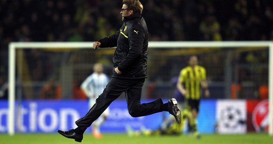 Jürgen Klopp, trenér fotbalist Dortmundu, se raduje svým typickým zpsobem,