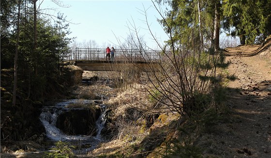 Mrtvou novorozenou holiku v igelitové tace nali lidé v pátek 12. dubna vpodveer nedaleko Havlíkova Brodu. Taka leela u rybníka Drátovec, zhruba dva kilometry od msta.