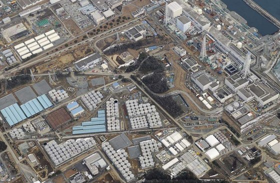 Celkový pohled na areál elektrárny Fukuima I v únoru 2013. Reaktory jsou