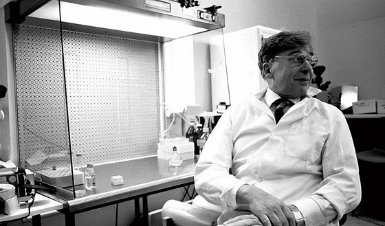 Robert Edwards v laboratoi své kliniky Bourn Hall  v roce 1989