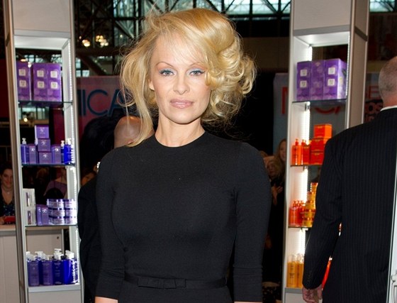 Pamela Andersonová byla s nezvyklým úesem a líením k nepoznání.