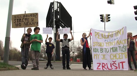 Obyvatelé praských Jinonic protestují proti billboardu u nebezpeného pechodu
