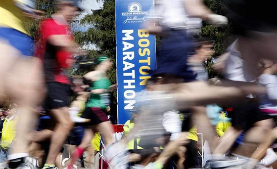 Bci  míjejí start Bostonského maratonu. 