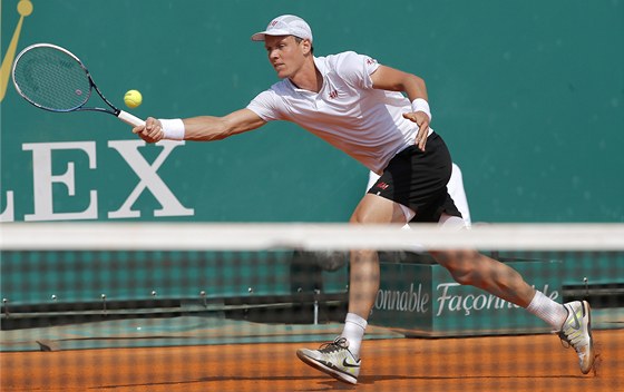 NATÁHNOUT SE PO MÍI. Tomá Berdych na turnaji v Monte Carlu. 