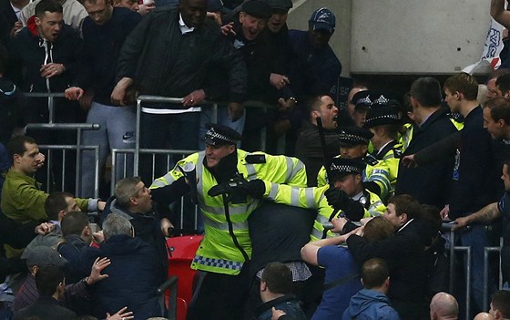 Policie se snaí uklidnit fanouky Millwallu bhem semifinále FA Cupu.