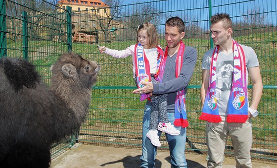 Fotbalista Marek Bako vzal na kest velblouda Viktora i dcerku Lauru. Duhým kmotrem Viktora se stal Radim ezník.