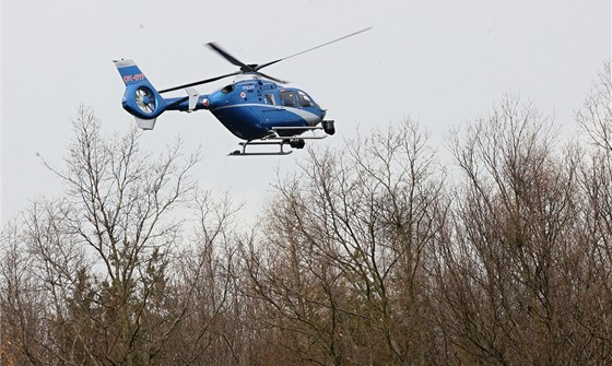 Pi pátrání po dvou patnáctiletých dívkách pomáhá i vrtulník s termovizí (ilustraní snímek)