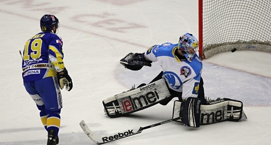 Zlínský útoník Petr Leka pekonává plzeského gólmana Marka Mazance a