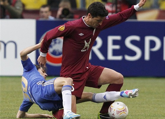 Yossi Benayoun z Chelsea se snaí zastavit Ivana Marcana z Rubinu Kaza.