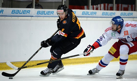 eský hokejista Petr áslava (vpravo) stíhá Nmce Floriana Kettemera. 