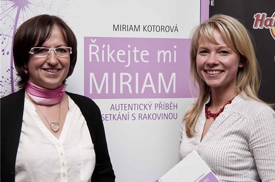 Miriam Kotorová s kolegyní Jindikou ijí trika pro eny s rakovinou prsu.