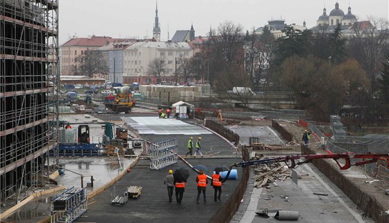 Kvli stavb nové olomoucké tramvajové trat nyní v dleitých ulicích vrcholí dopravní omezení. (ilustraní snímek)