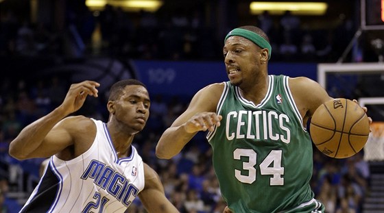 Paul Pierce (vpravo) na archivním snímku v dresu Bostonu