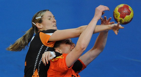 Hana Martinková (vlevo) z Mostu v semifinále Vyzývacího poháru proti Üsküdaru.