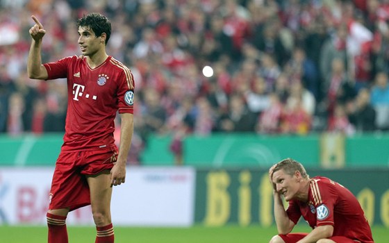 Javier Martinez (vlevo) a Bastian Schweinsteiger z Bayernu Mnichov po výhe 6:1
