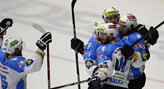 Plzetí hokejisté se radují z gólu na led Zlína.
