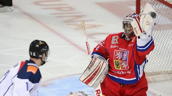 eský branká Jakub Ková chytá stelu Ivana várneho ze slovenského týmu.