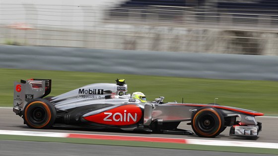 Sergio Perez z McLarenu bhem tréninku na Velkou cenu Bahrajnu.