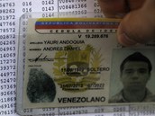 venezuelsk mladk si na voliskm seznamu kontroluje, do jak mstnosti m