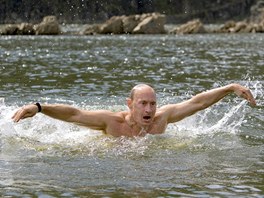 Ruský premiér Vladimir Putin plave motýlka pi dovolené na jihu Sibie. (3....
