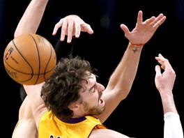 RUKA. Pau Gasol z losangeleských Lakers ztrácí kontrolu nad míem bhem zápasu...