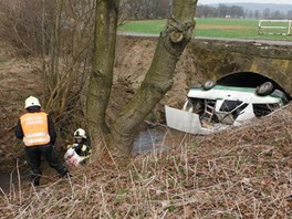 Nehoda v obci ernín  Hamerský mlýn na Jiínsku. (18. 4. 2013) 