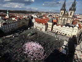 ZASTÁVKA NA STAROMSTSKÉM NÁMSTÍ. Fanouci Slavie tu pedvedli erveno-bílou...