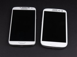 Samsung Galaxy S 4 a jeho pedchdce Galaxy S III. Rozmry jsou skoro stejné....