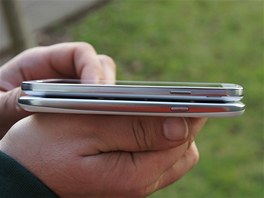 Samsung Galaxy S 4 má boní chromovanou litu rovnou, u loského modelu Galaxy...