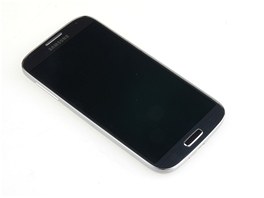 Samsung Galaxy S 4 v tmavé barevné variant Black Mist vypadá elegantn. Tlo z...